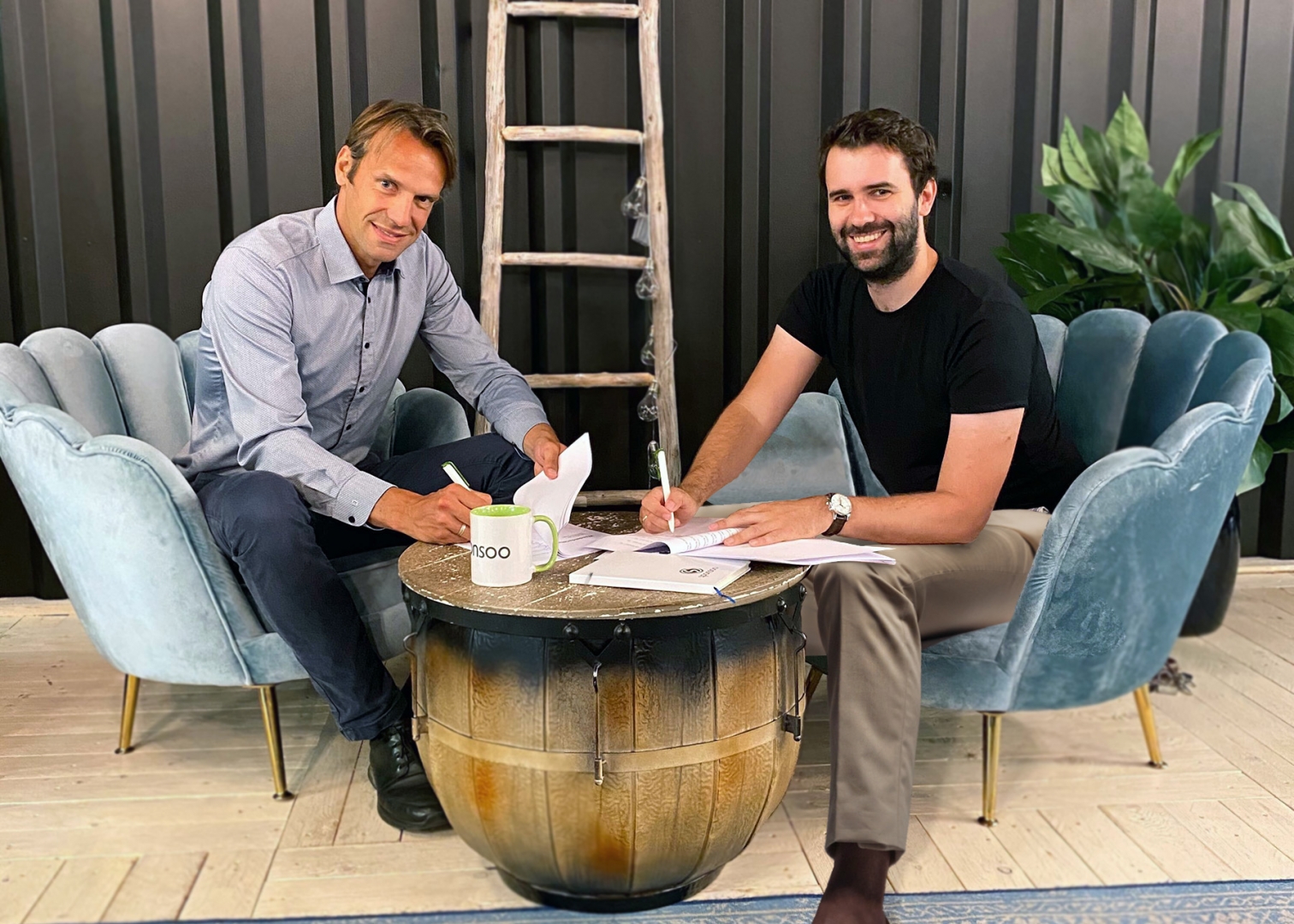 Oke Hansen,  Geschäftsführer der VR Projektverwaltung, und Andreas Kitzing, unterschreiben im Sommer 2020 den Investmentvertrag.