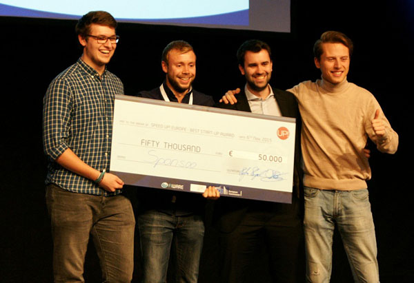 Das Sponsoo-Team nimmt einen Scheck über 50.000€ Preisgeld entgegen. Das Sponsoo-Team nimmt einen Scheck über 50.000€ Preisgeld entgegen.